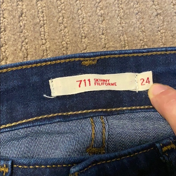 EUC Levi 711 Skinny Dark Wash Size 24 Short - Picture 4 of 7